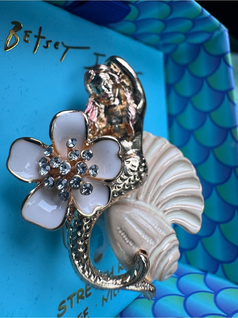 Women BETSEY JOHNSON Summer Mermaid Seashell Beach Stretch Beaded Ring Gift Box
